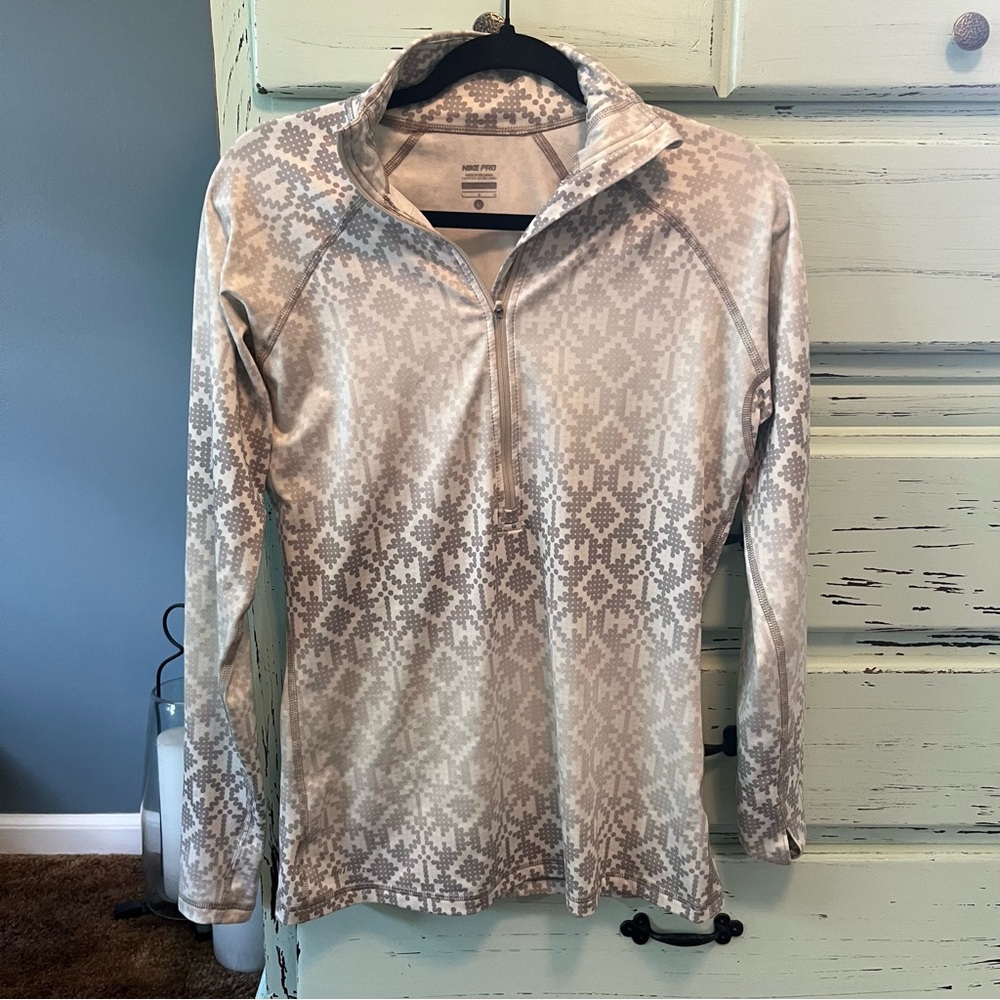 Nike Pro Gray women’s  Patterned Half-Zip Top. Size Large.